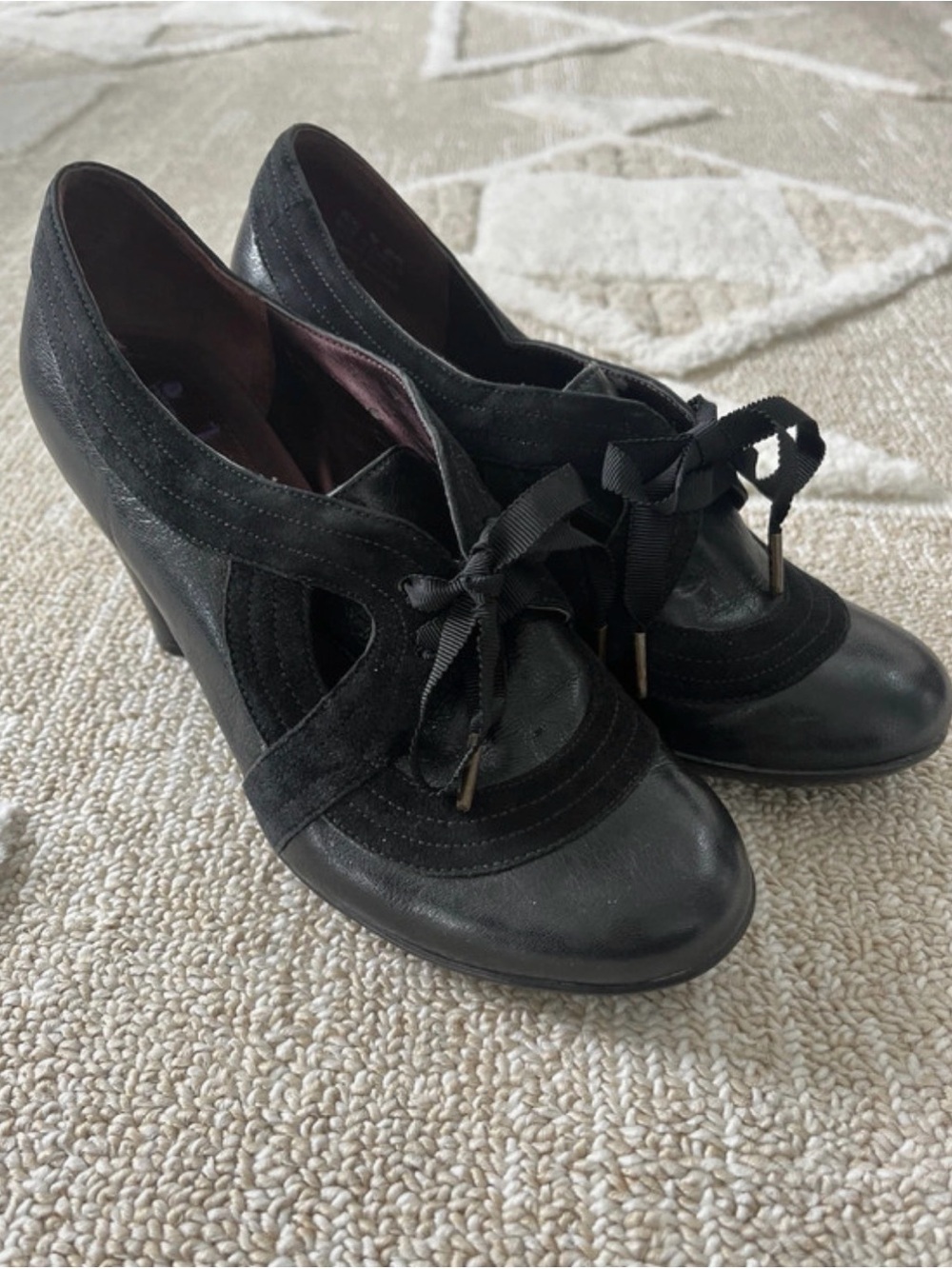 Indigo By Clarks Vintage-Style Black Lace-Up Heels
